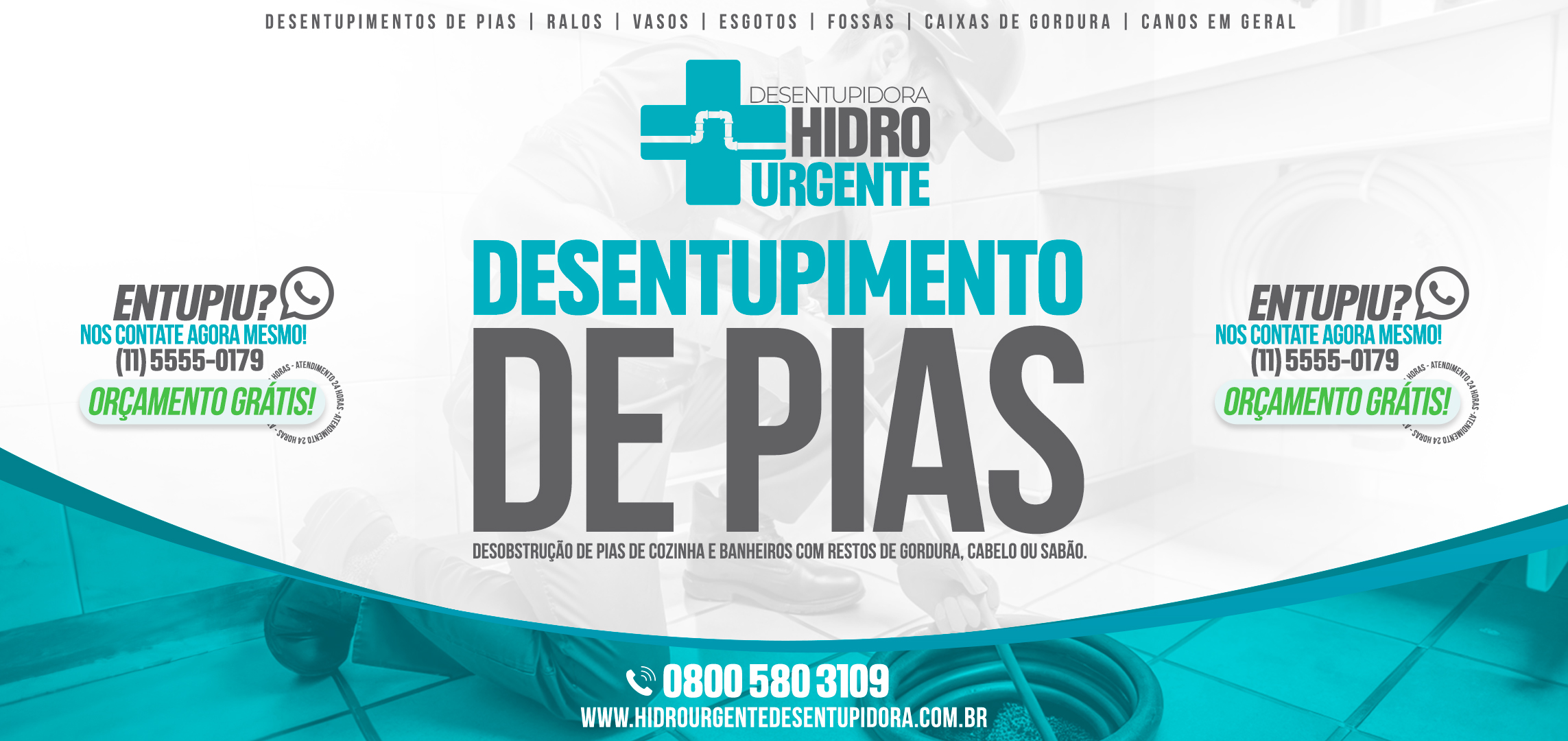 Técnico da Desentupidora Mooca SP realizando o desentupimento de pia com equipamentos profissionais.